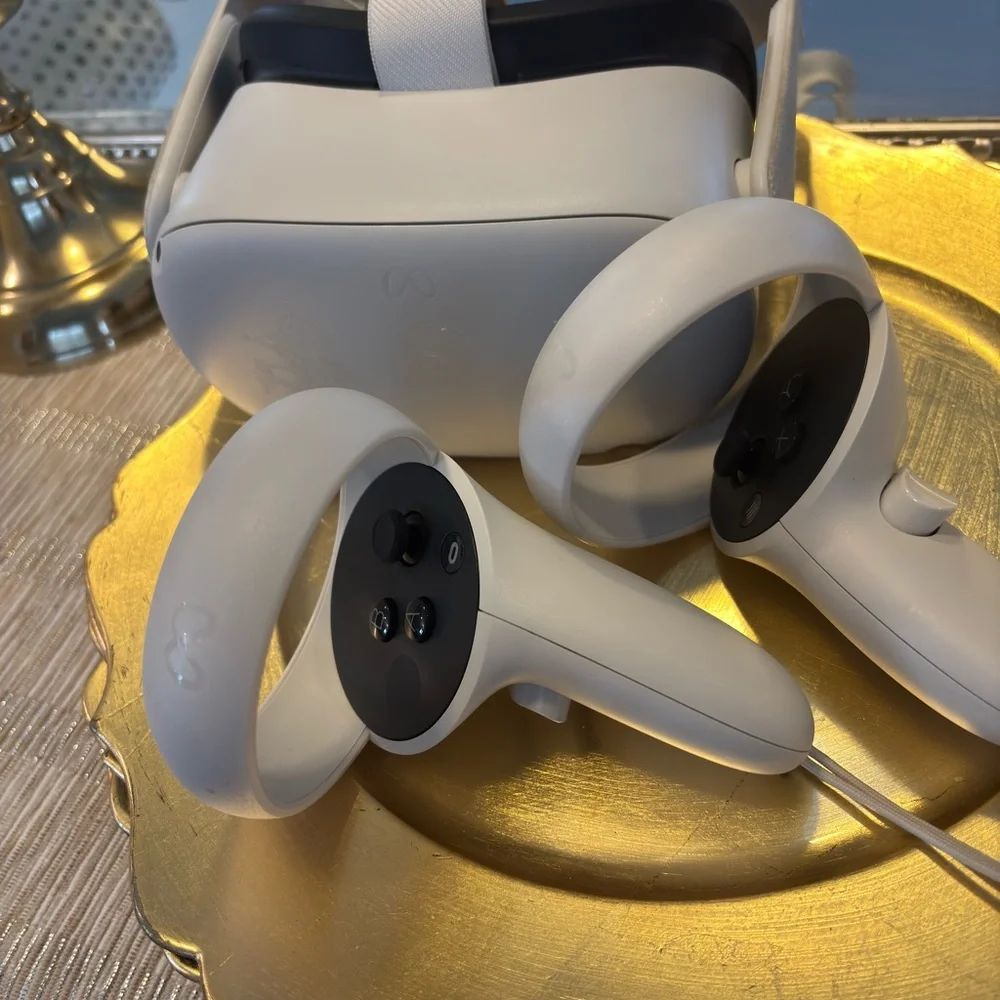 Quest 2 White VR Headset with Controllers